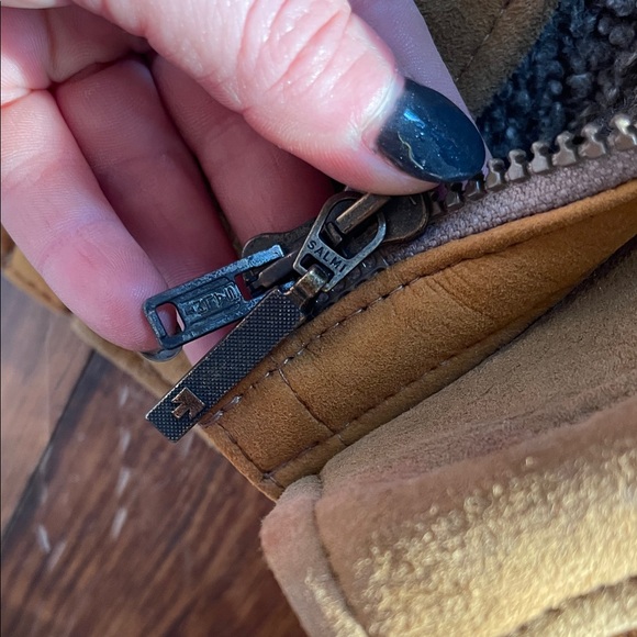 Vintage Men's Tan Burberry Shearling Jacket - Picture 5 of 11